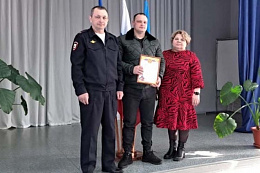 В Усть-Кустком районе полицейские поблагодарили мужчину, который помог школьнице, едва не замерзшей на улице