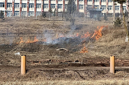 ПСЧ-30 проводит пал травы в Усть-Куте