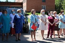 В Усть-Куте медиков ковидных стационаров поздравили концертом за окнами больницы