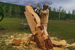 В Усть-Куте стартовал фестиваль деревянных скульптур "Сибирские мотивы". 