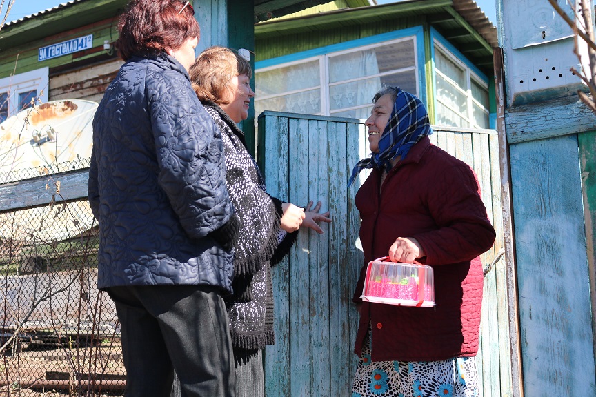 Сотрудники районной администрации поздравили ветеранов с Днём Победы!
