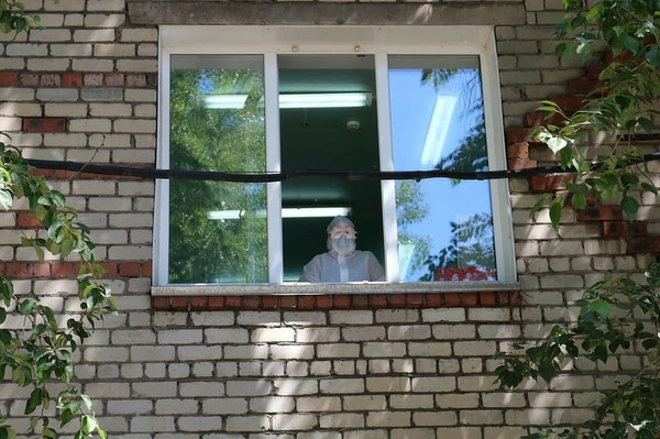 В Усть-Куте медиков ковидных стационаров поздравили концертом за окнами больницы