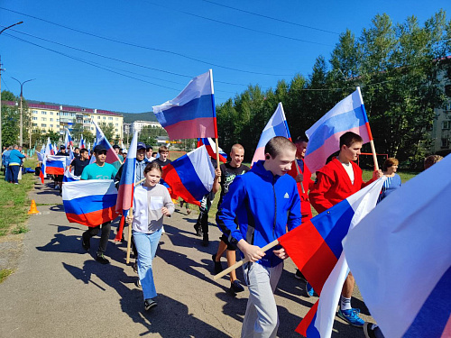 В Усть-Куте прошла патриотическая акция в честь Дня флага России