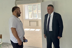Сергей Анисимов проверил ход ремонтных работ в будущем Доме молодёжи в Усть-Куте