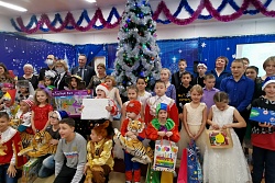 Cотрудники районной и городской администраций исполнили 60 детских желаний в преддверии Нового года.
