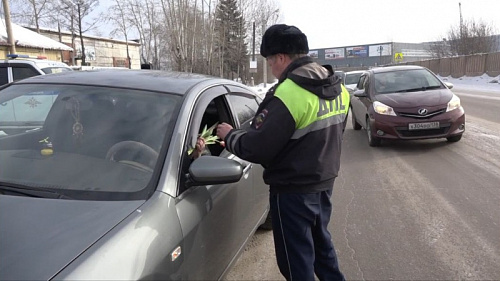 В Усть-Куте сотрудники Госавтоинспекции поздравили женщин-водителей с 8 марта