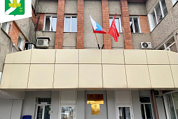 Копию Знамени Победы разместили на здании администрации Усть-Кутского МО