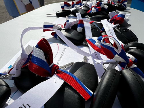 Отделение СФР по Иркутской области вручило 24 новых автомобиля жителям региона, пострадавшим на производстве