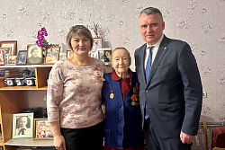 В Усть-Куте труженице тыла  вручили юбилейную медаль в  честь 80-летия Победы в Великой Отечественной войне