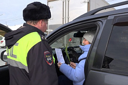 В Усть-Куте сотрудники Госавтоинспекции поздравили женщин-водителей с 8 марта
