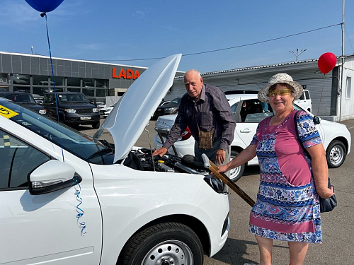 Отделение СФР по Иркутской области вручило 24 новых автомобиля жителям региона, пострадавшим на производстве
